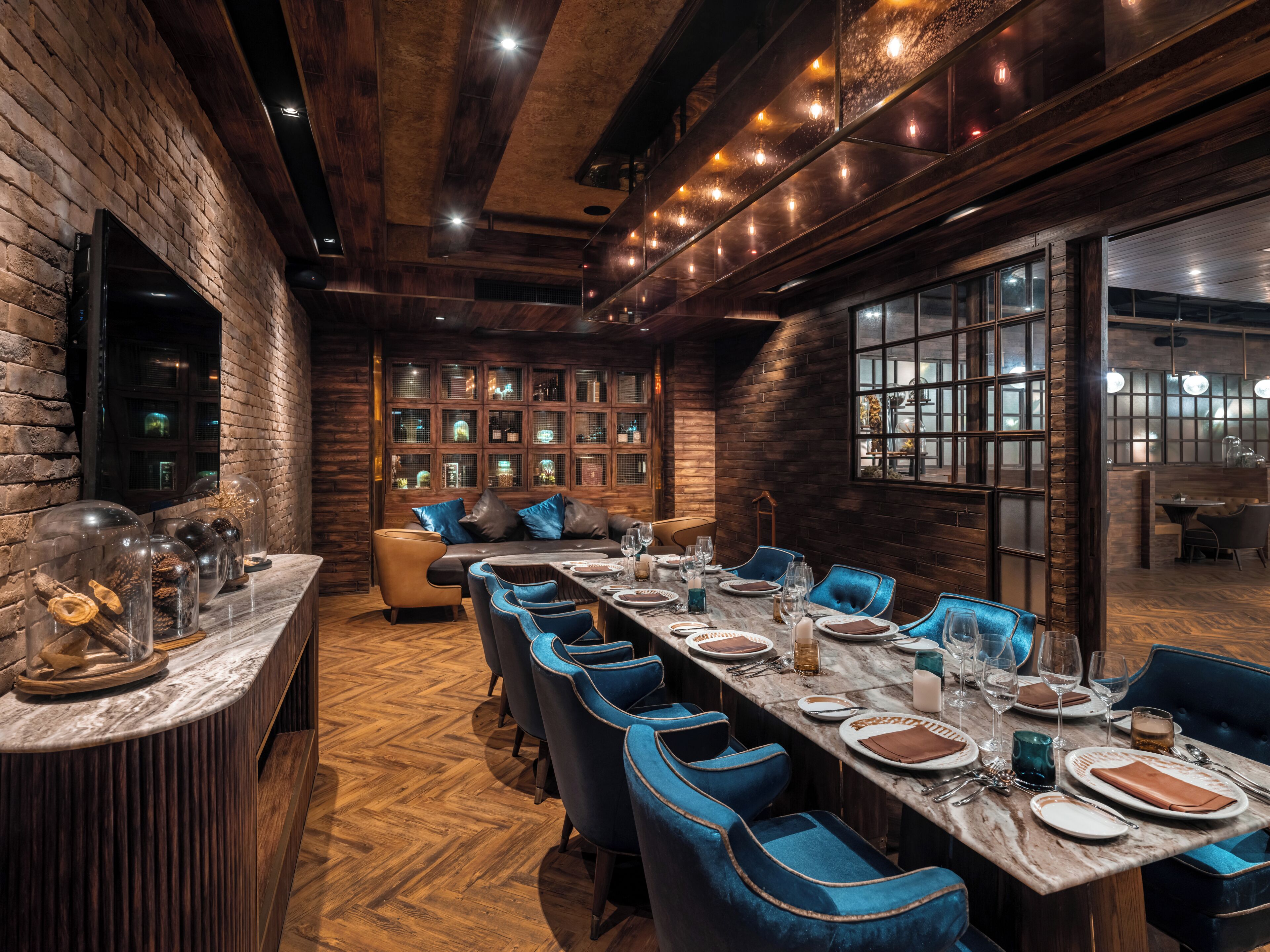 4 restaurants; breakfast, lunch, and dinner served