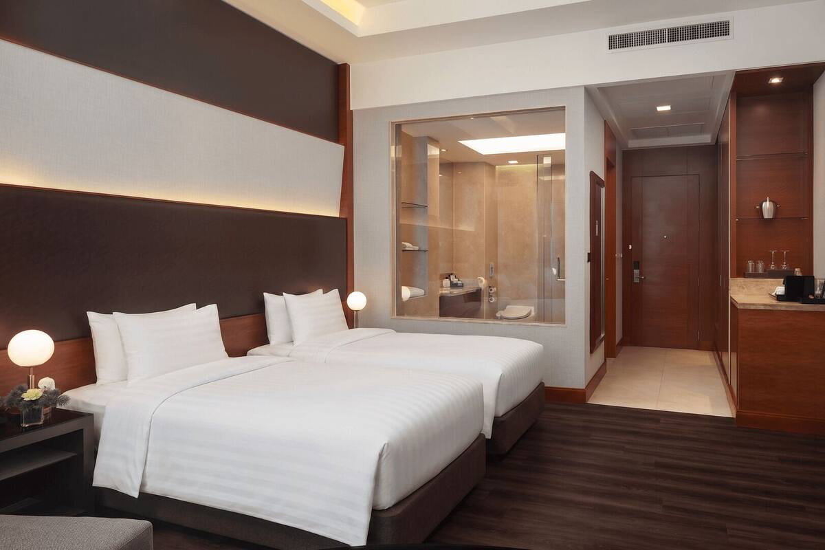 Executive Twin Room, Club Lounge Access | Minibar, in-room safe, desk, laptop workspace