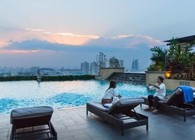 室外游泳池，日光浴躺椅