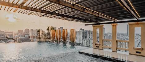 Piscine extérieure, chaises longues