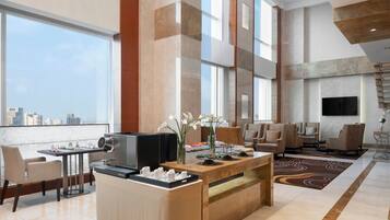 Executive Room, Club lounge access | Minibar, in-room safe, desk, blackout curtains