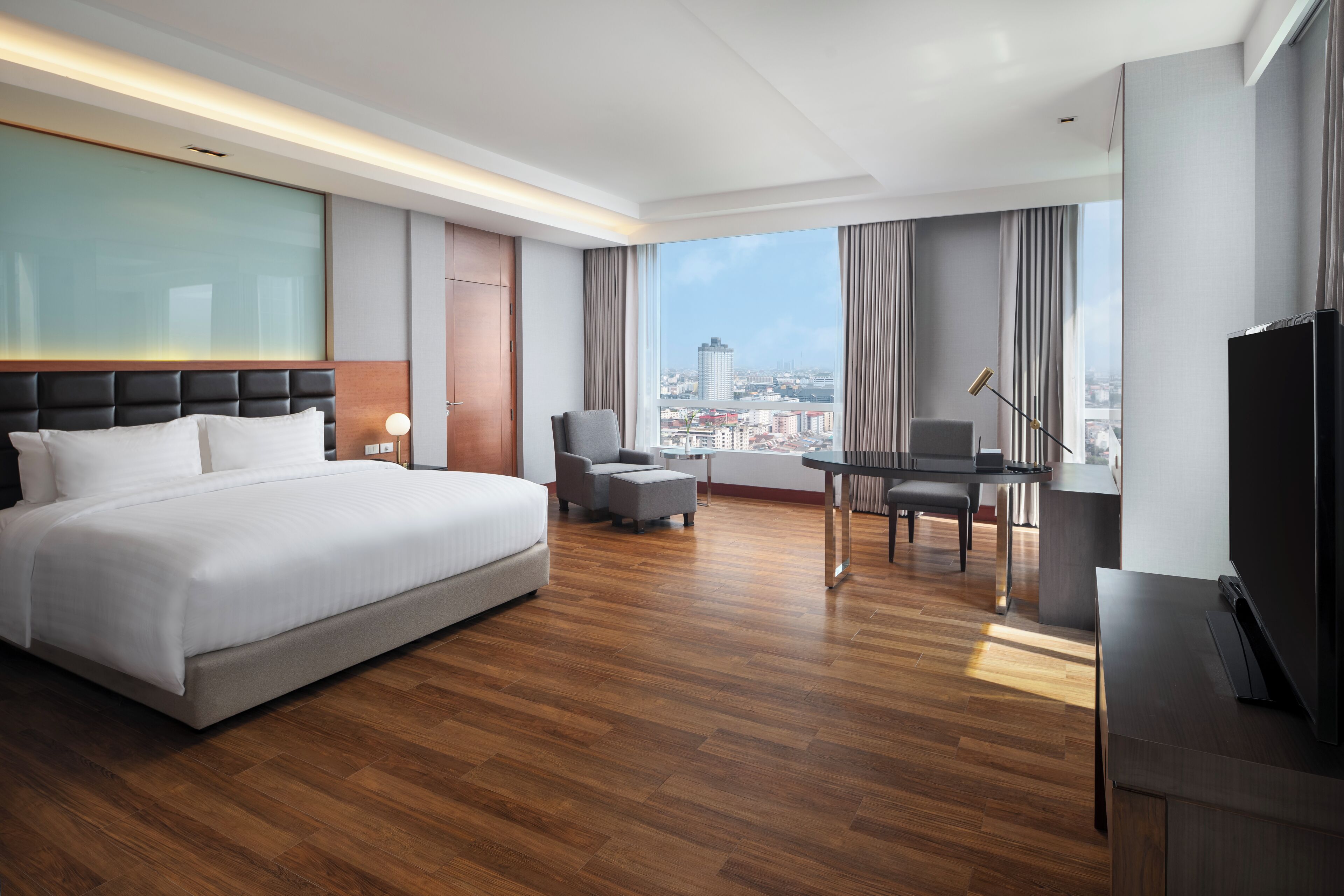 Grand Deluxe King Room | Minibar, safe på rommet, skrivebord og blendingsgardiner