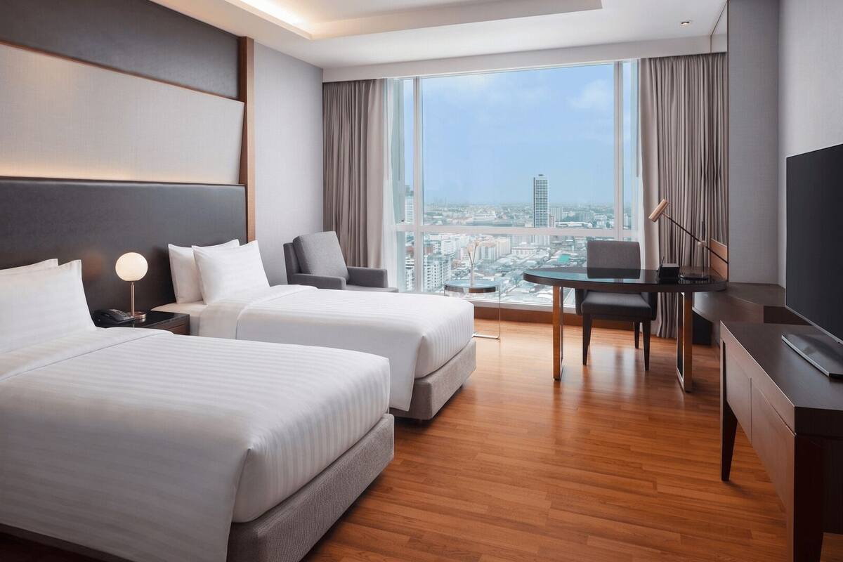 Deluxe Twin Room | Minibar, in-room safe, desk, laptop workspace