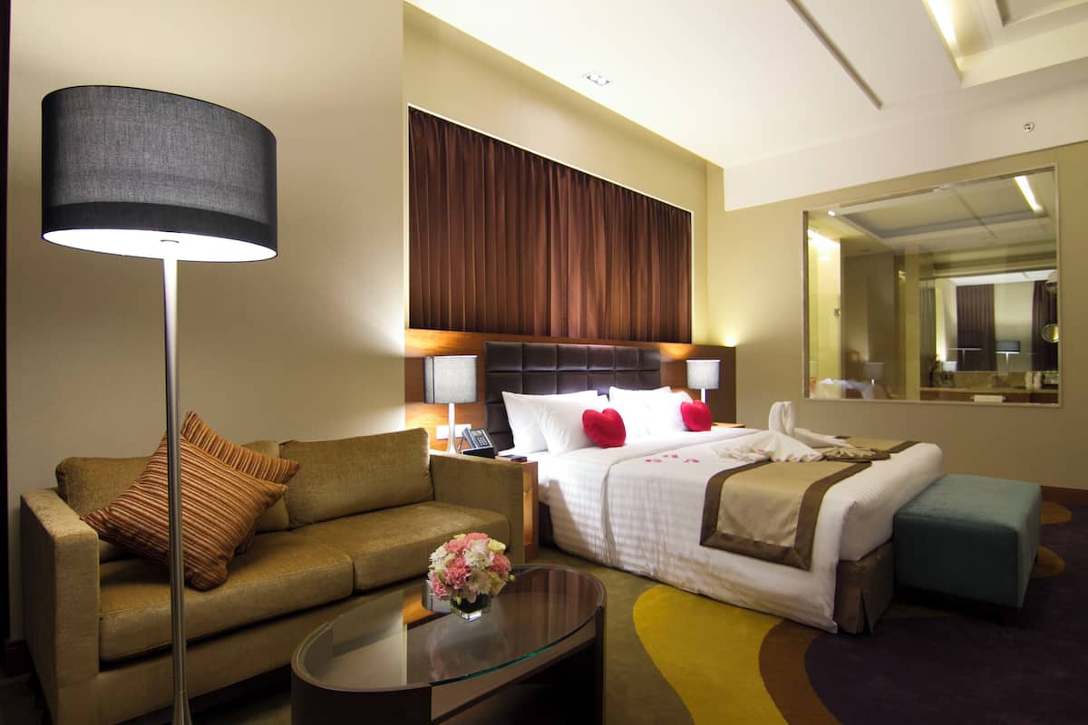 Executive Suite King Room, Club Lounge Access | Minibar, safe på rommet, skrivebord og blendingsgardiner