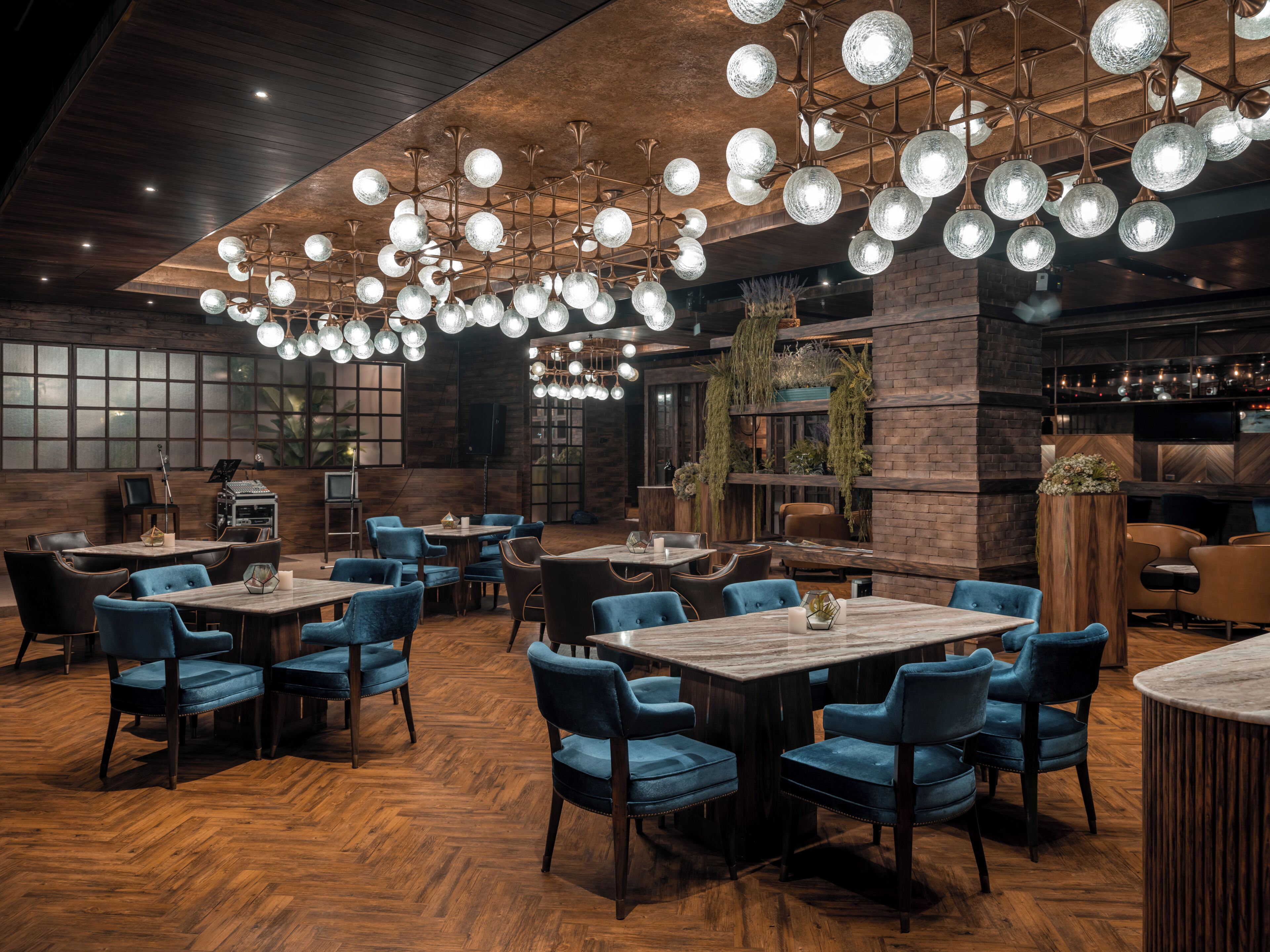 4 restaurants; breakfast, lunch, and dinner served