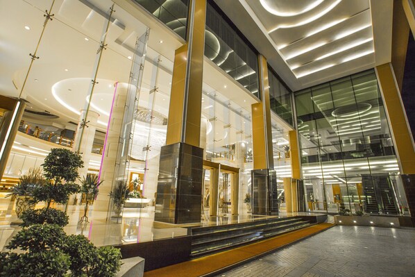 Property entrance - The Grand Fourwings Convention Hotel (Bangkok)