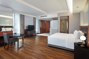 Grand Deluxe Room | Een minibar, een kluis op de kamer, een bureau, verduisterende gordijnen