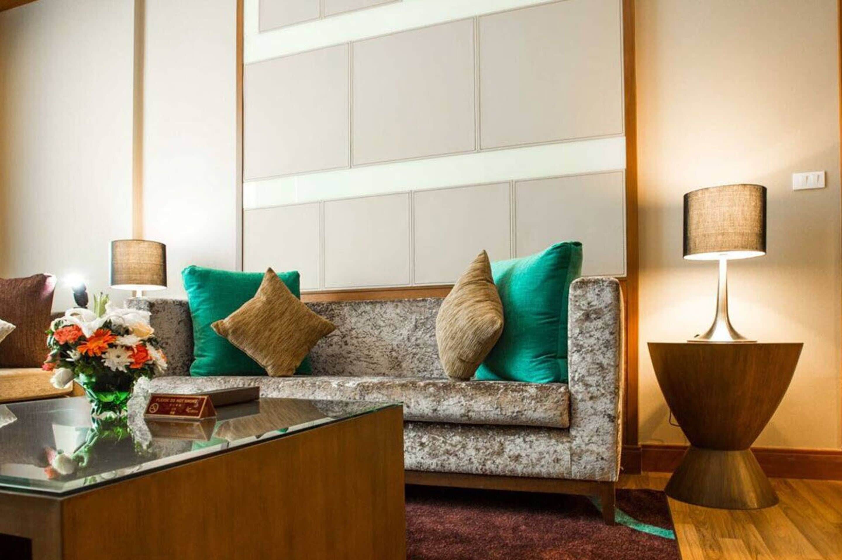 deluxe suite | living area | 32-inch smart tv with cable channels, tv, dvd player