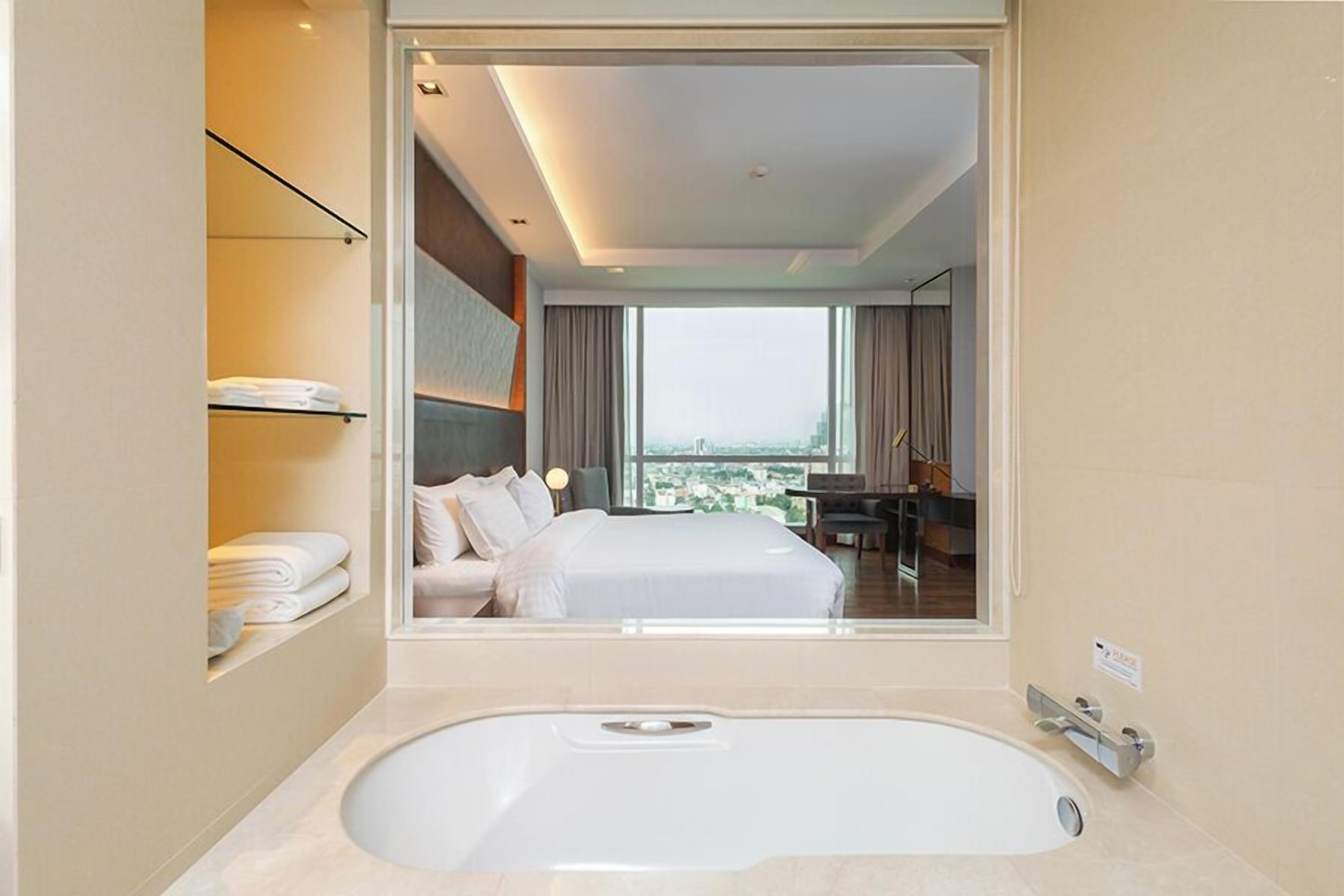 Combined shower/tub, free toiletries, hair dryer, bathrobes