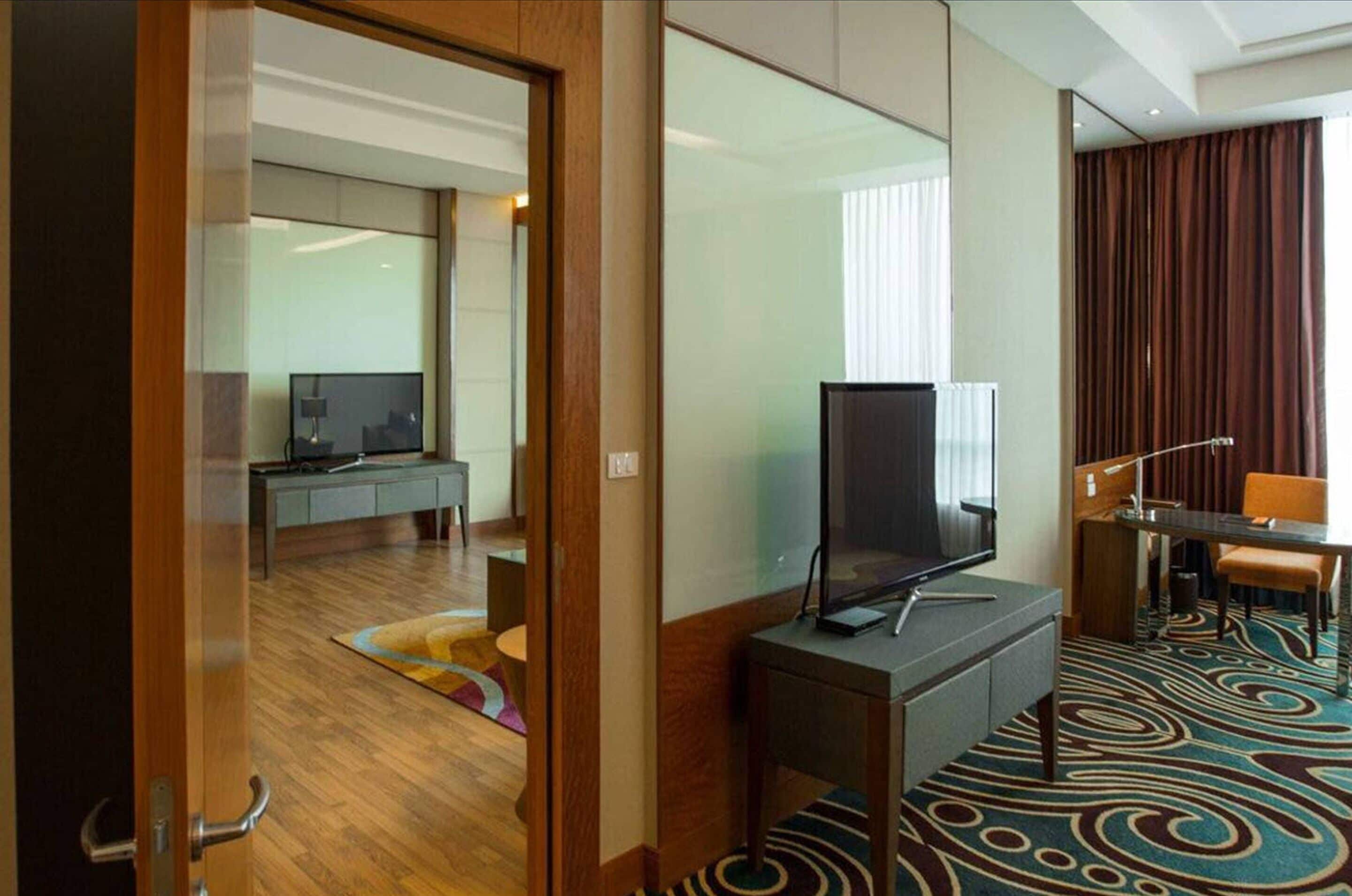deluxe suite | 1 bedroom, minibar, in-room safe, desk