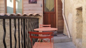 A wooden building with a sign reading "Grenade".