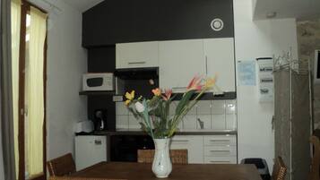 Réfrigérateur, micro-ondes, plaque de cuisson, cafetière/bouilloire