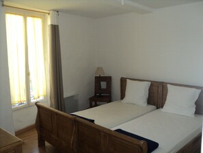 Individually decorated, blackout curtains, free cots/infant beds