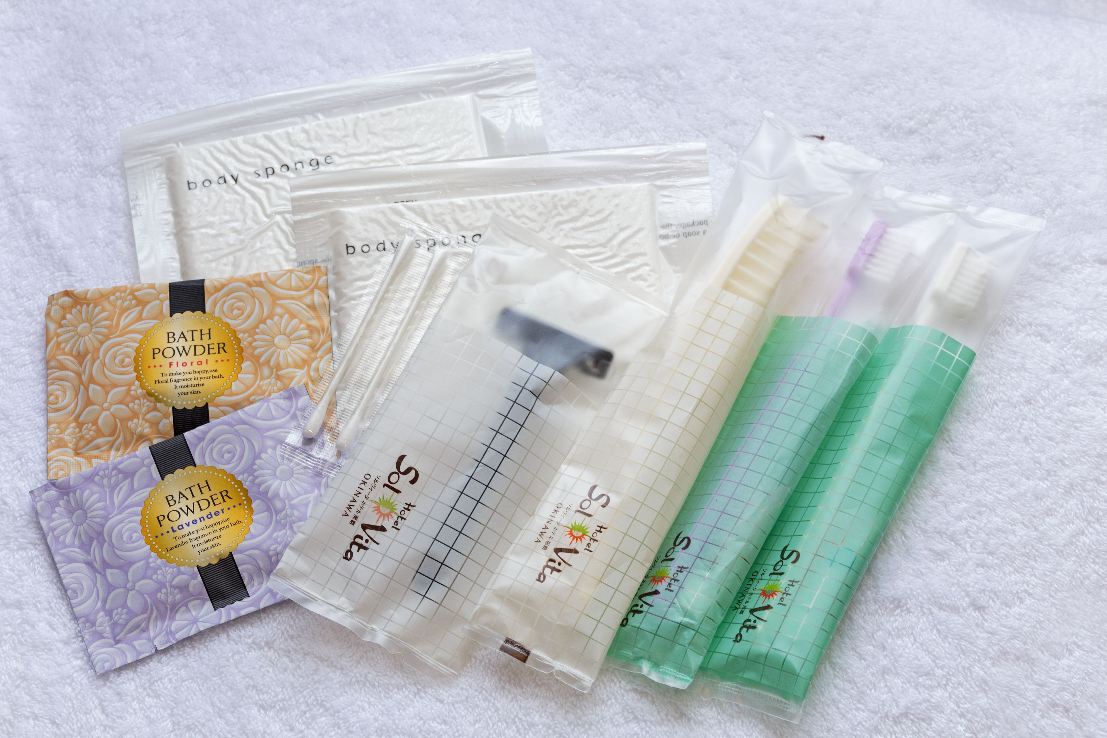 combined shower/bathtub, rainfall showerhead, hair dryer, slippers