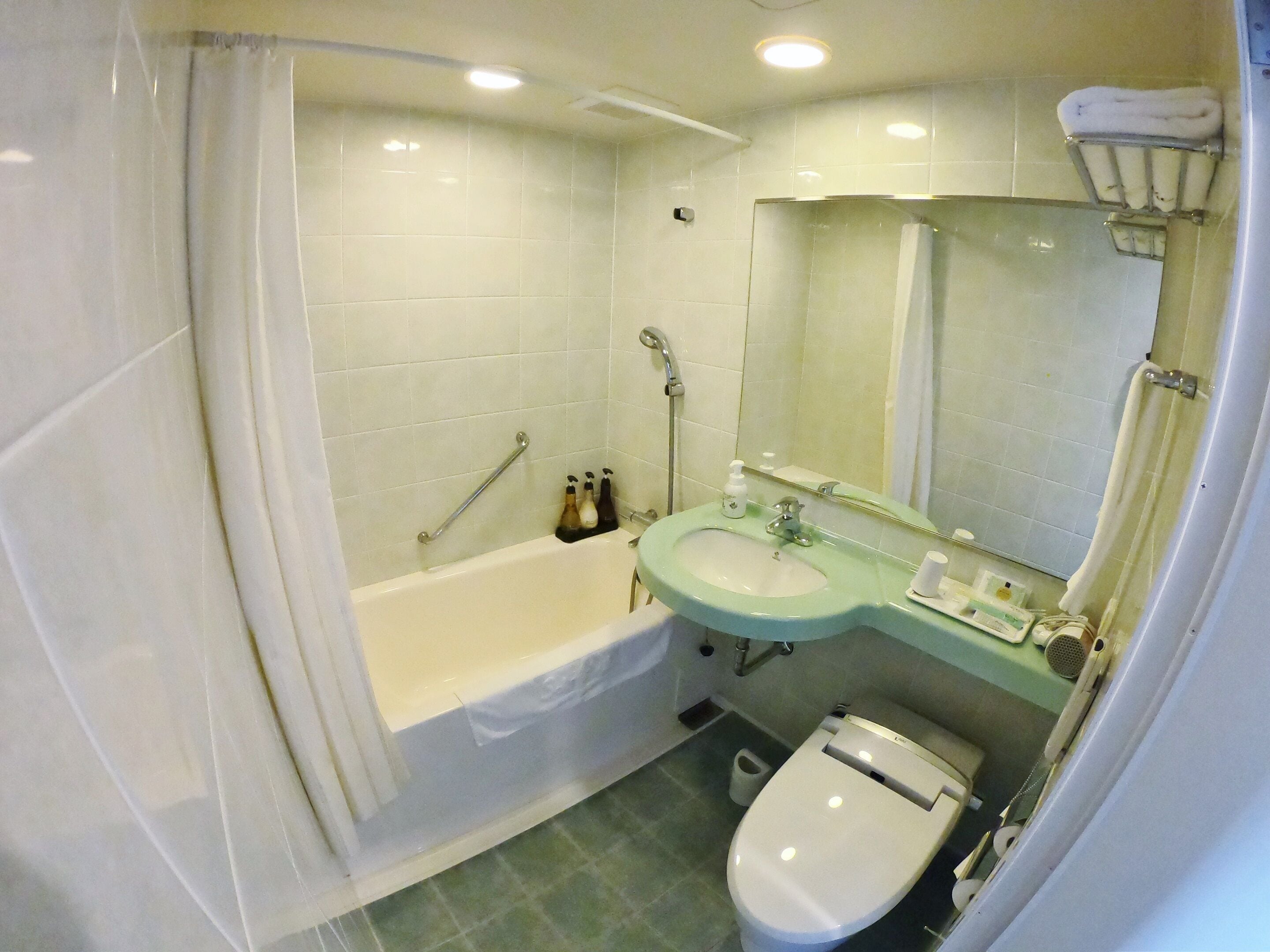 combined shower/bathtub, rainfall showerhead, hair dryer, slippers