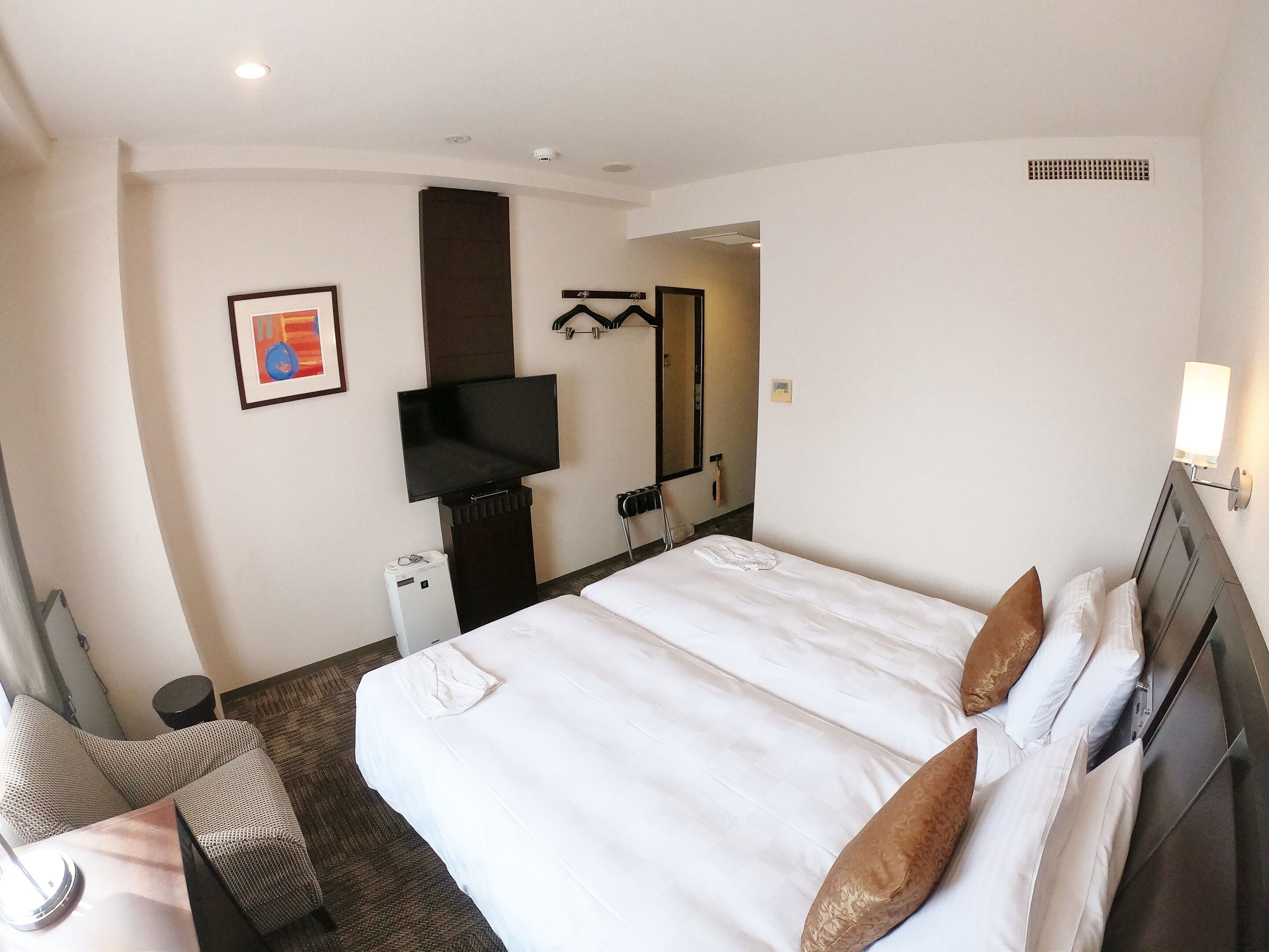 أغطية فراش متميزة ومكتب وستائر تعتيم وتجهيزات عازلة للصوت