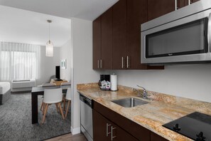 Full-sized fridge, microwave, stovetop, dishwasher - TownePlace Suites by Marriott Denver Airport at Gateway Park (Denver)