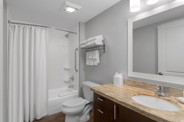 Un baño moderno con bañera, inodoro y lavamanos.