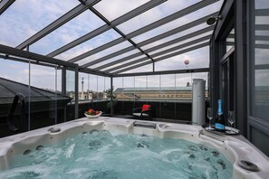 ميني بار وخزنة داخل الغرفة ومكواة/لوح كي وأسرّة أطفال/رضّع