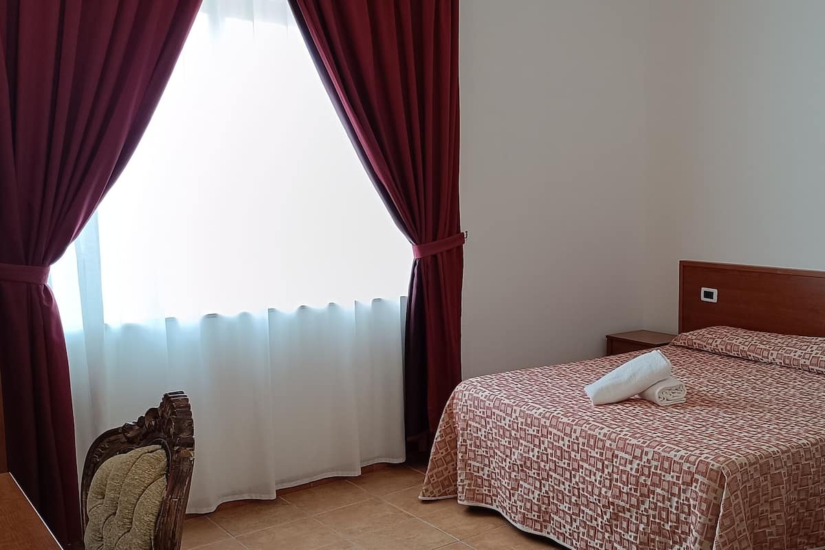 2 habitaciones, caja de seguridad en la habitación y muebles diferentes