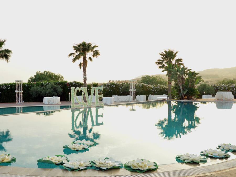 Kauden mukainen ulkouima-allas avoinna 9.00–18.00, aurinkovarjoja