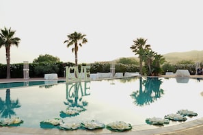 Piscine extérieure (ouverte en saison), parasols de plage