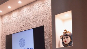 Una pared con un letrero que dice "desusino" y un diseño de pared con textura.