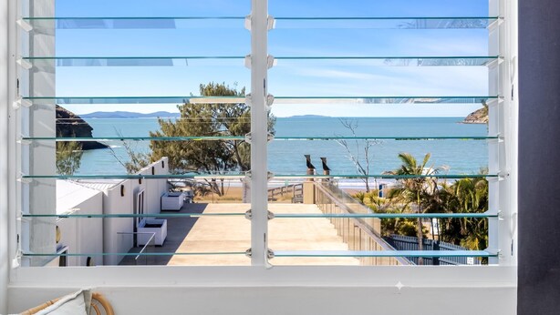 A balcony with a view of the sea and mountains. - Rosslyn Bay Resort (Rosslyn)