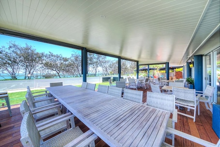 供应早餐、午餐和晚餐,海滩景观