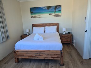 1 Bedroom Suite | Minibar, in-room safe, individually decorated, individually furnished - Rosslyn Bay Resort (Rosslyn)