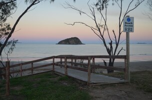 Playa en los alrededores y playa de arena blanca