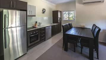 Familiebungalow - 2 soveværelser - køkken - have-område | Privat køkken | Køleskab, mikrobølgeovn, elkedel, brødrister