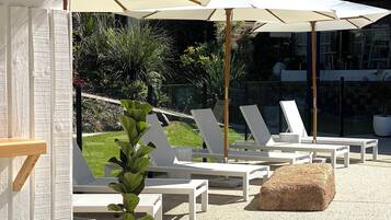 Außenpool, Cabañas (kostenlos), Sonnenschirme