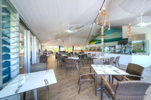Frühstück, Mittagessen, Abendessen, Blick auf den Strand 