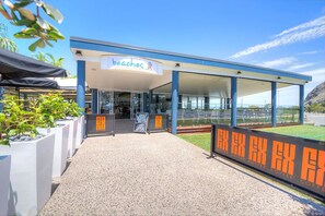 Breakfast, lunch, dinner served; beach views - Rosslyn Bay Resort (Rosslyn)