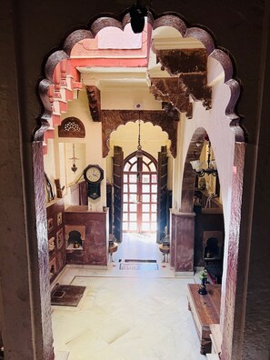 Vista frontal de la propiedad