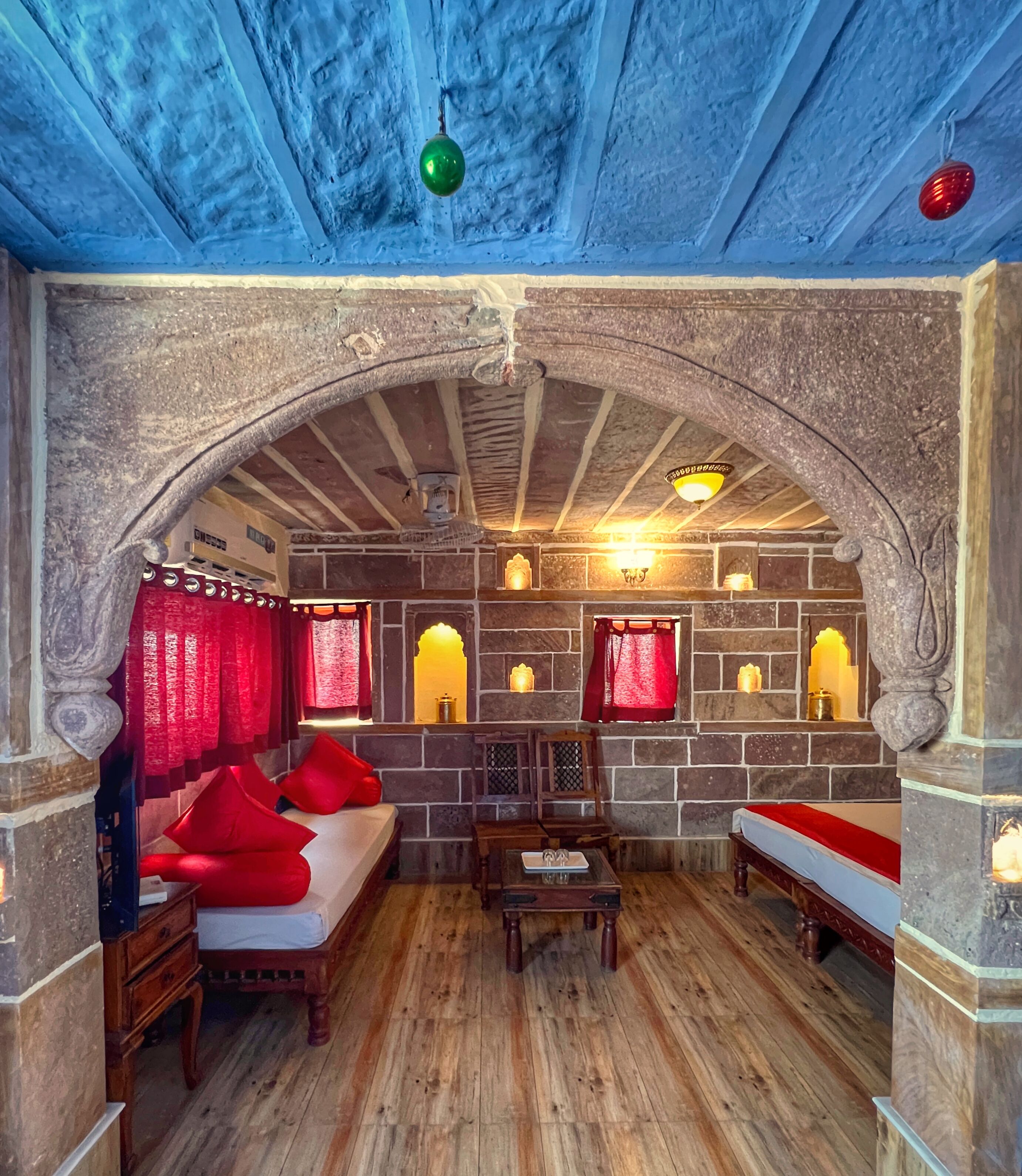 Literie hypoallergénique, coffres-forts dans les chambres, bureau