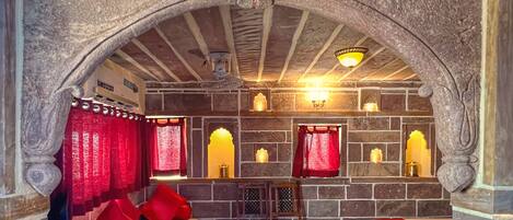 Literie hypoallergénique, coffres-forts dans les chambres, bureau