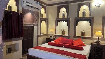 Family Suite | 1 bedroom, hypo-allergenic bedding, in-room safe, desk