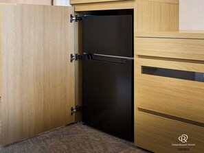 高級寝具、羽毛の掛け布団、デスク、防音設備