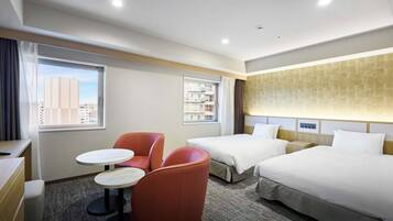 Kombination af bruser/badekar, gratis toiletartikler, hårtørrer