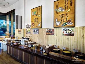 Eine Restaurant-Theke mit verschiedenen Gerichten und einer Holzwand mit japanischen Speisekarten.