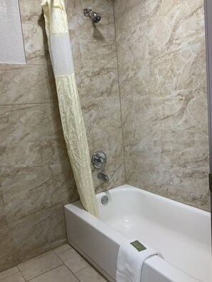 Bathtub dan handuk