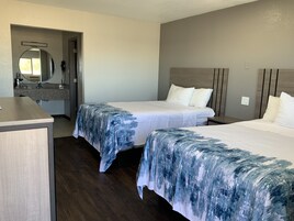 Escritorio, wifi gratis, despertador y ropa de cama
