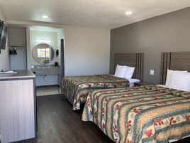 Escritorio, wifi gratis, despertador y ropa de cama