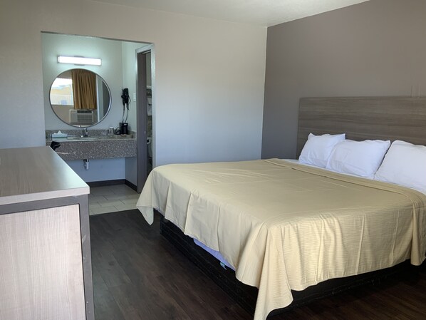 مكتب وواي فاي مجانًا وملاءات أسرّة ومُنبهات