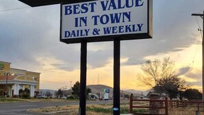 A sign for Value Lodge advertising 'Best Value in Town Daily & Weekly'. - Value Lodge (Alpine)