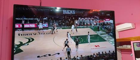 Een douche, een regendouche, gratis toiletartikelen, handdoeken