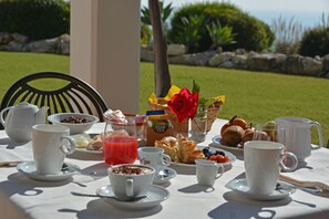 Frokost, lunsj og middag serveres, lokale retter, utsikt mot havet 