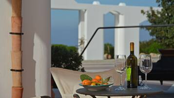 Petit déjeuner, déjeuner et dîner servis sur place, vue sur la mer